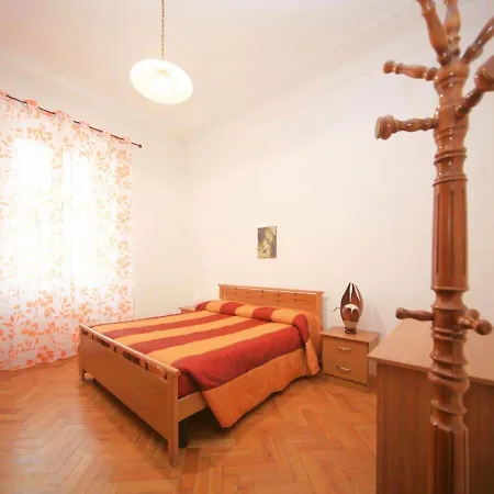 Hanbury 10 アパート アラッシオ